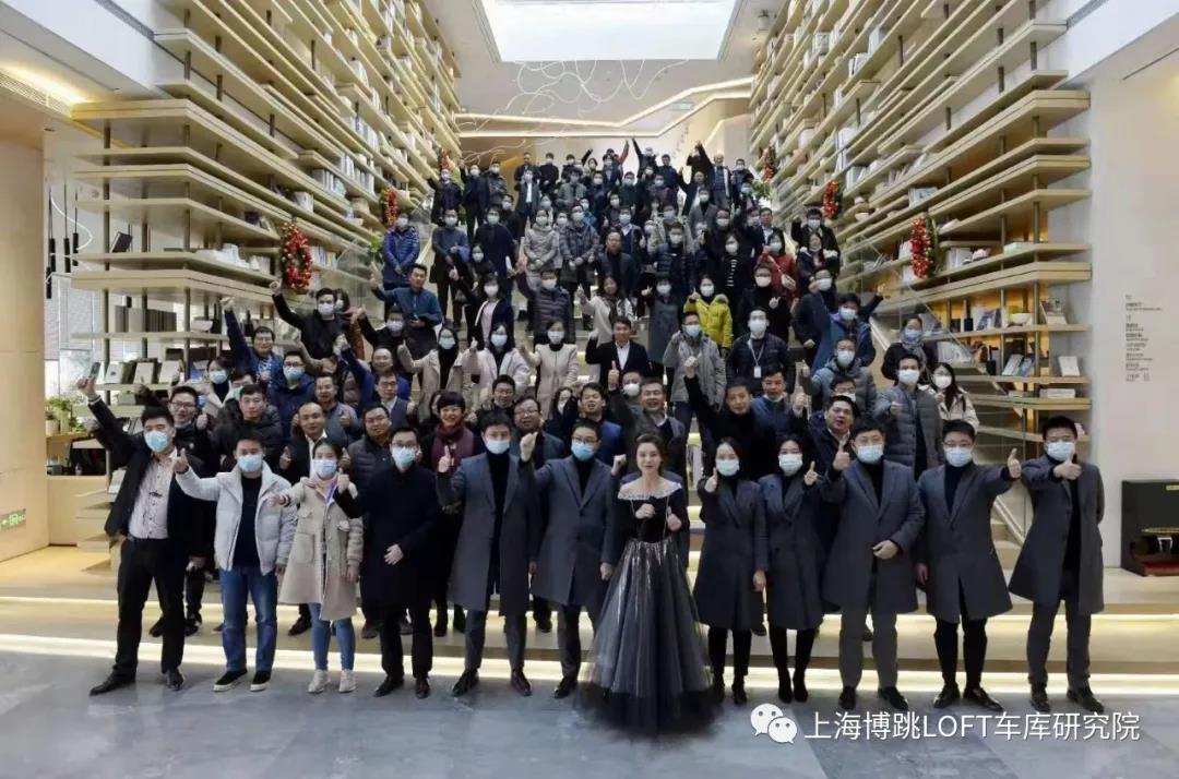 渝中全国一百多人在华侨城汉口道6号参观研讨LOFT专利车库技术！